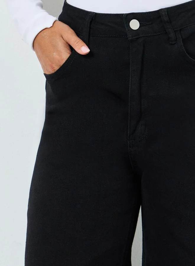 ستايلي جينز بقصة أرجل مستقيمة وتفاصيل مشطوفة